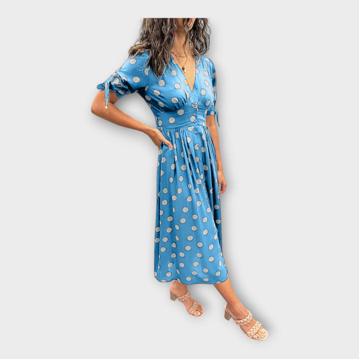 Moderniu raštu ir laikina elegancija pasižyminti stilinga suknelė