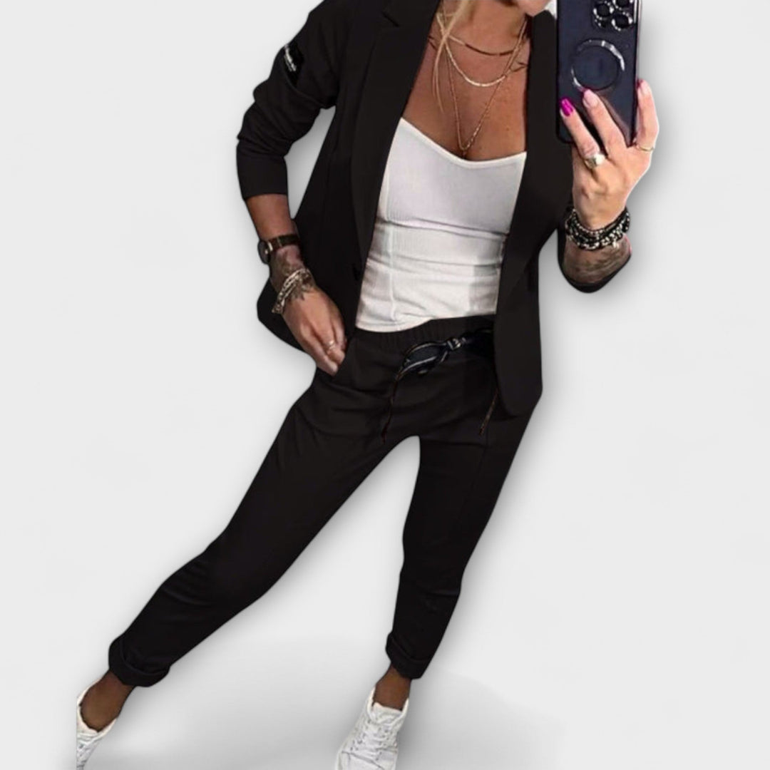 Malou - Koordinuotas komplektas iš topo, striukės ir kelnių