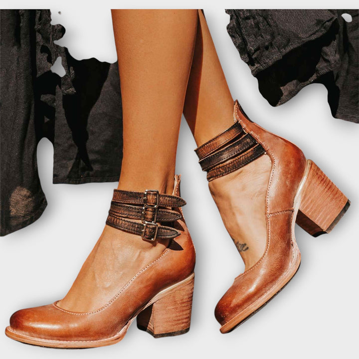 Batai su daugybe juostelių ir storu kulnu