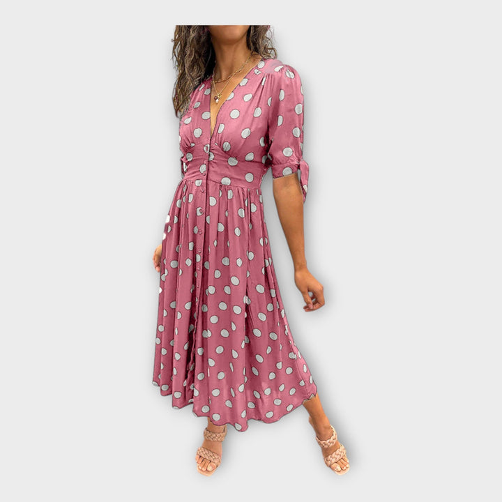 Moderniu raštu ir laikina elegancija pasižyminti stilinga suknelė