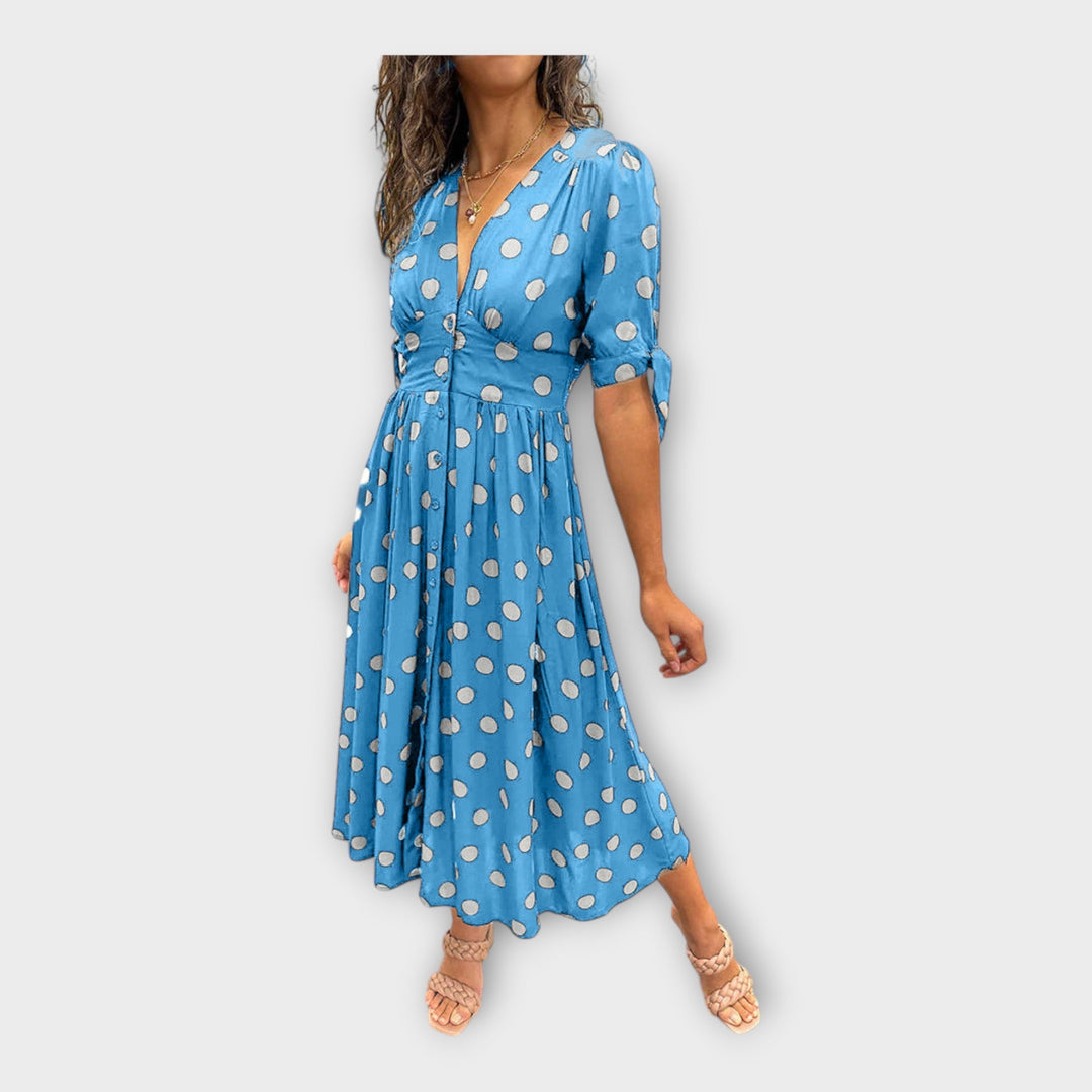 Moderniu raštu ir laikina elegancija pasižyminti stilinga suknelė