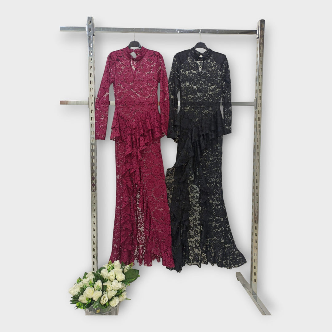 Asimetrinė nėrinių suknelė su rafinuotu dizainu