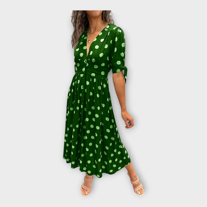 Moderniu raštu ir laikina elegancija pasižyminti stilinga suknelė