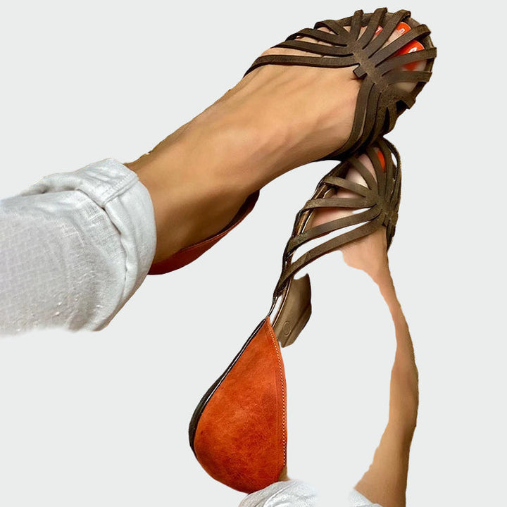 Sandalai su išpjovomis ir dviejų spalvų akcentu