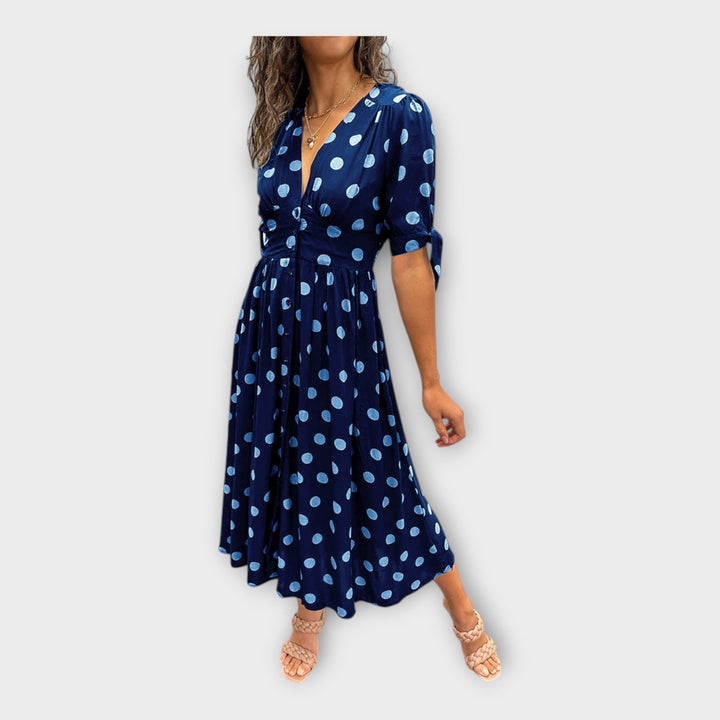 Moderniu raštu ir laikina elegancija pasižyminti stilinga suknelė