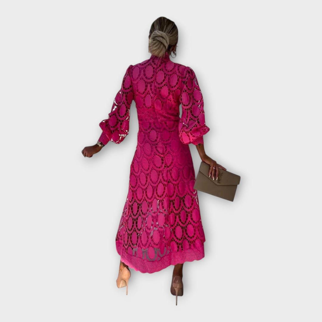 Išskirtinė nėriniuota suknelė su elegantišku dizainu