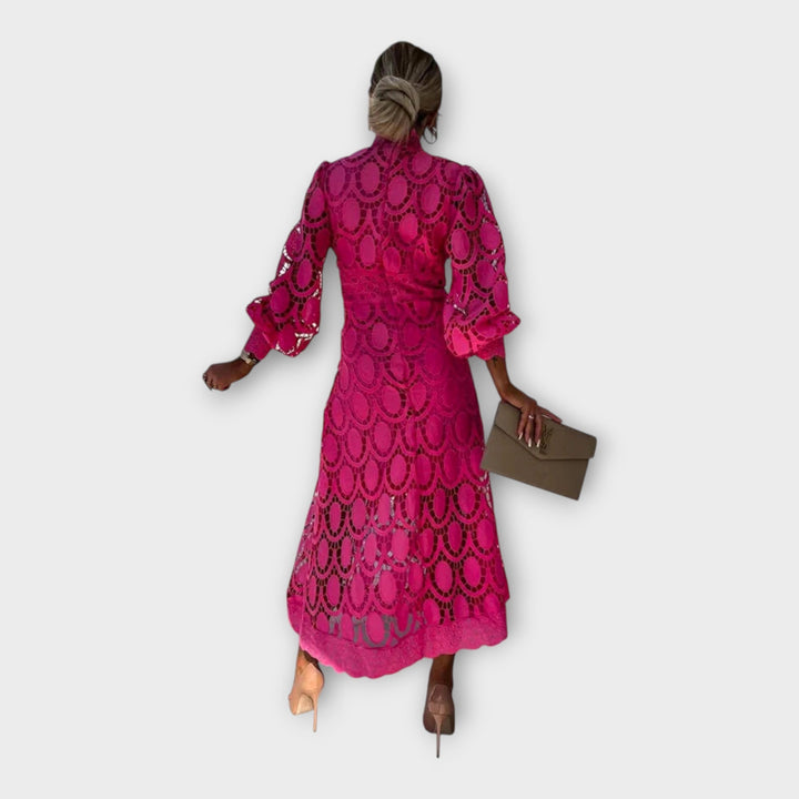 Išskirtinė nėrinių suknelė su elegantišku dizainu