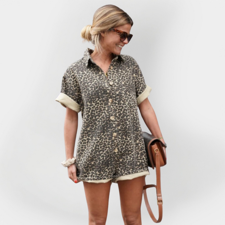 Leopardų raštuotas vizos kostiumas