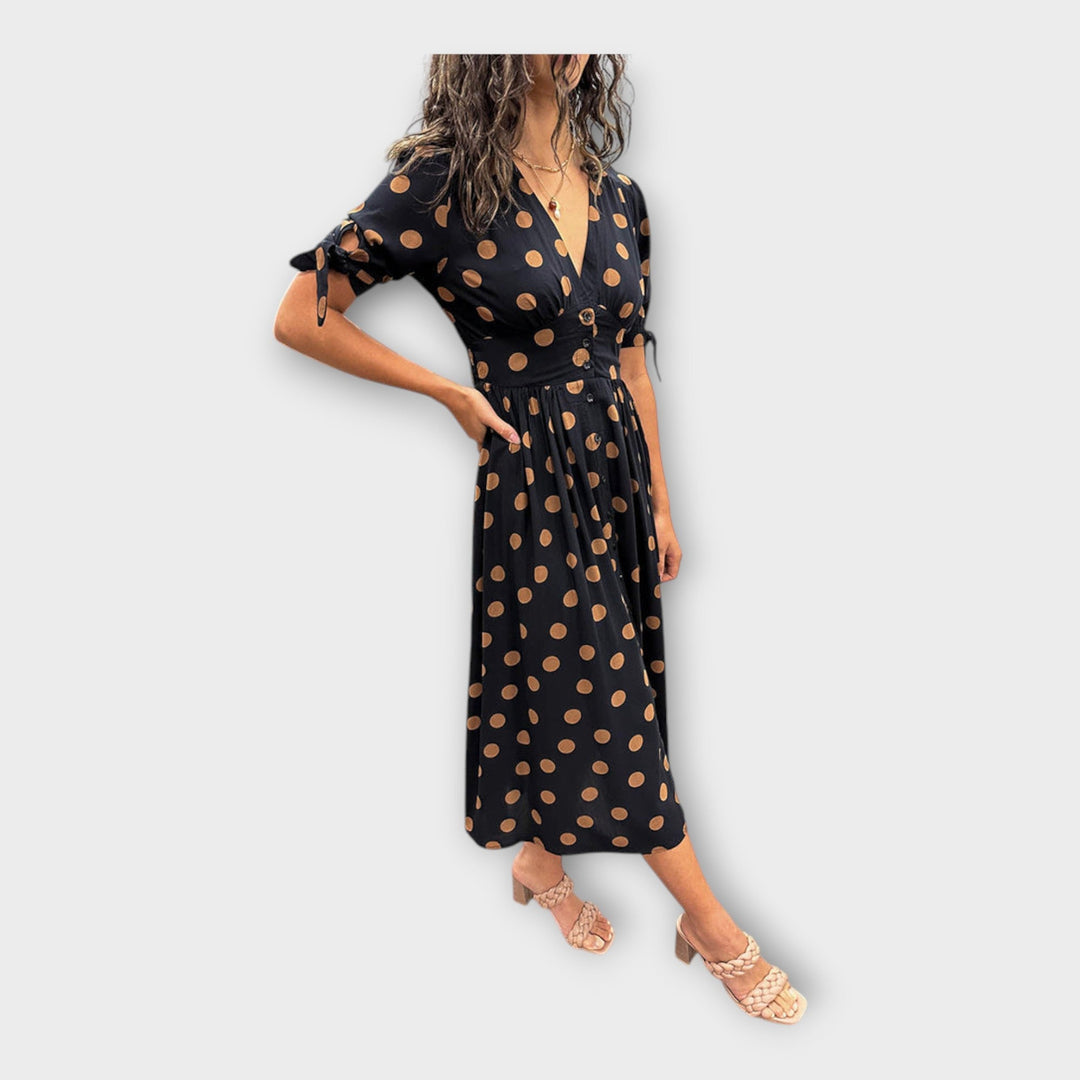 Moderniu raštu ir laikina elegancija pasižyminti stilinga suknelė