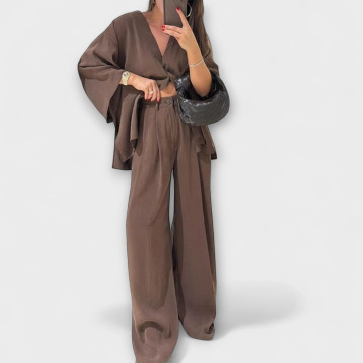 Jacqueline - Atsitiktinis V formos iškirpės topas ir kelnių duetas