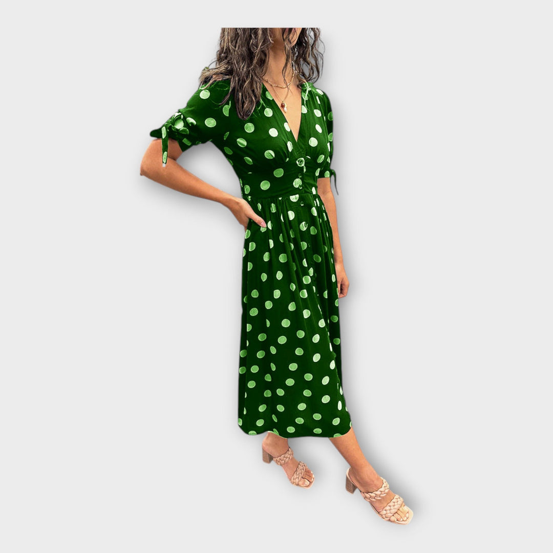 Moderniu raštu ir laikina elegancija pasižyminti stilinga suknelė