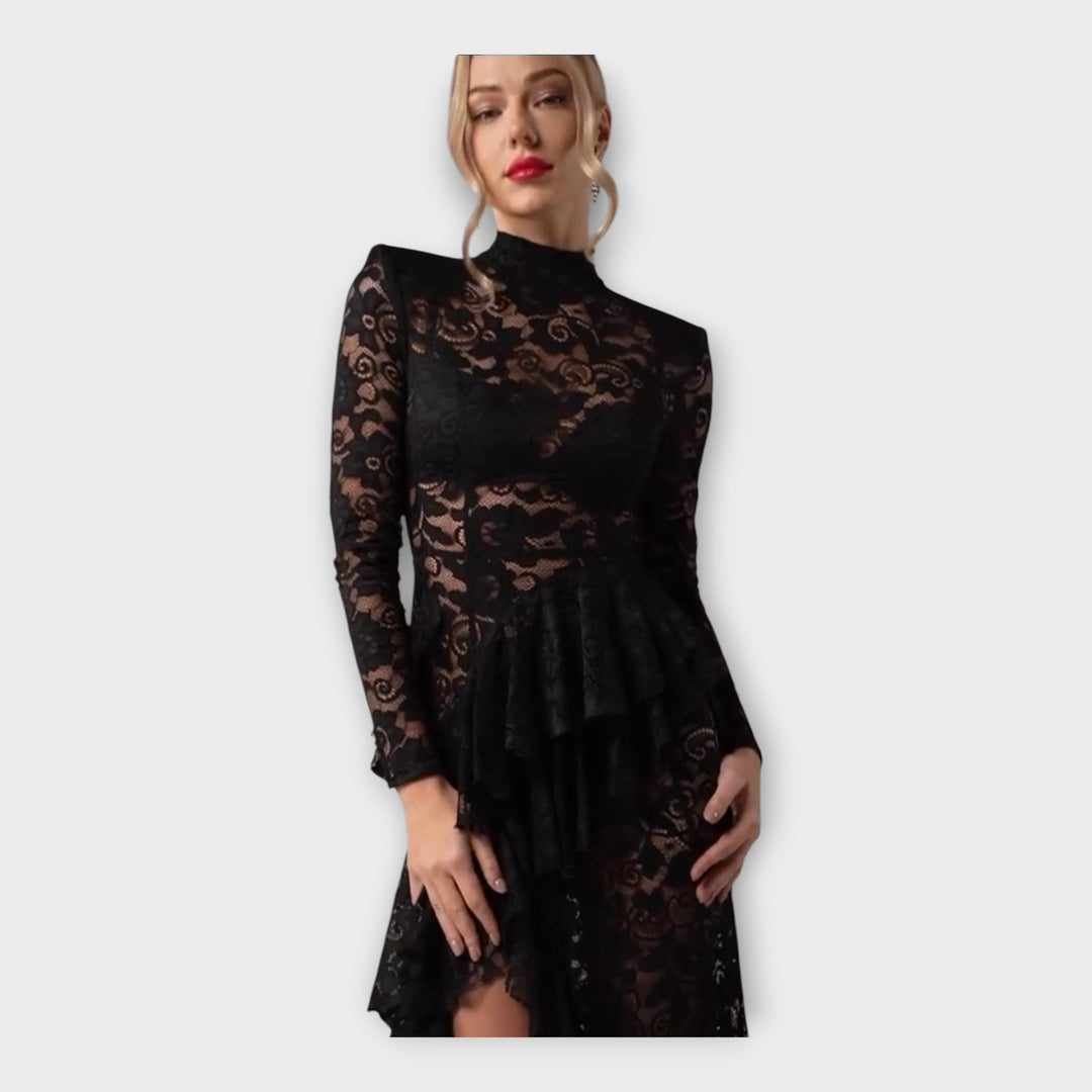 Asimetrinė nėrinių suknelė su rafinuotu dizainu