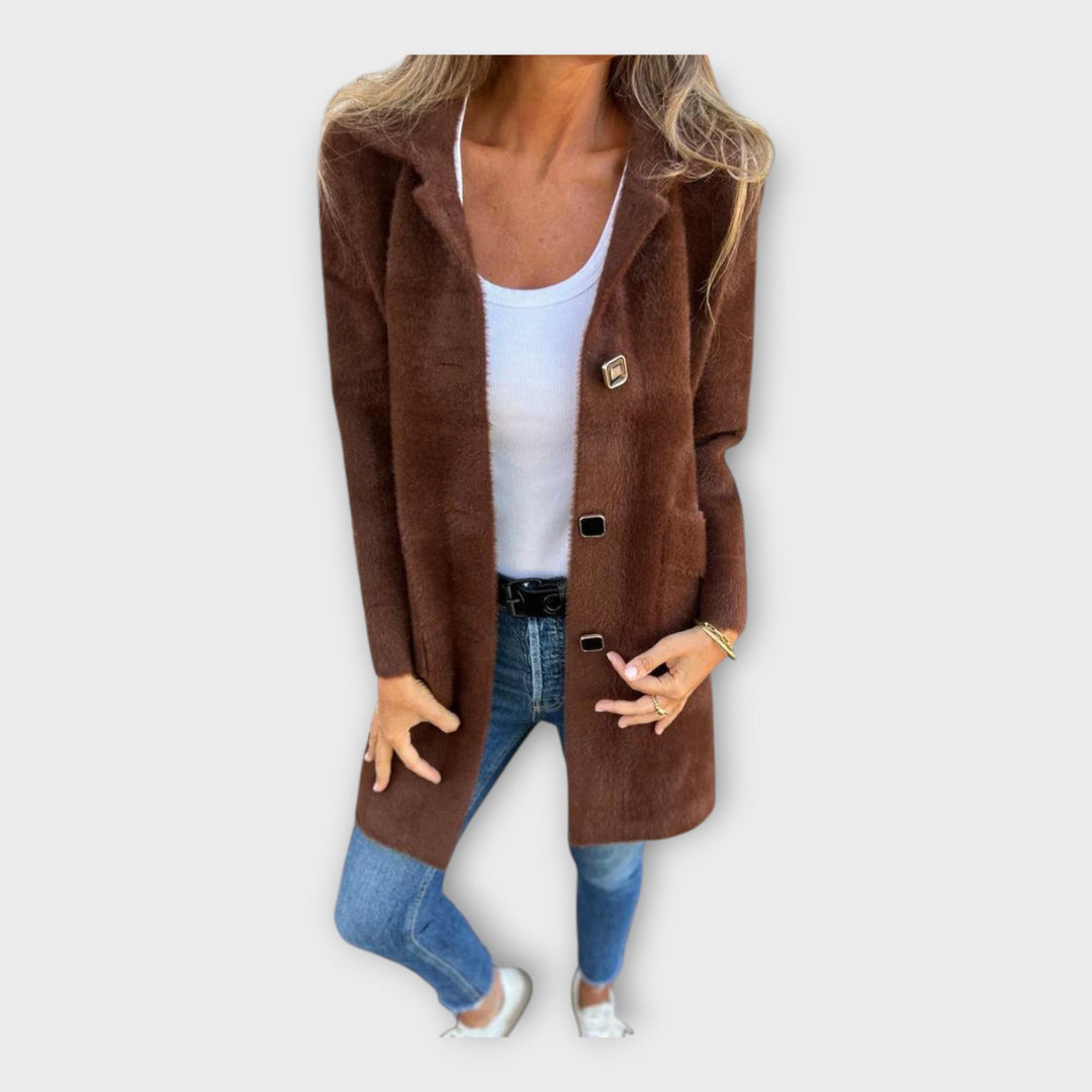 Aušrinė - Vilnonis paltas su elegantišku užsegimu