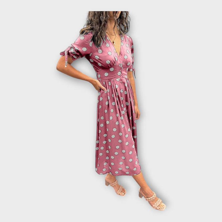 Moderniu raštu ir laikina elegancija pasižyminti stilinga suknelė