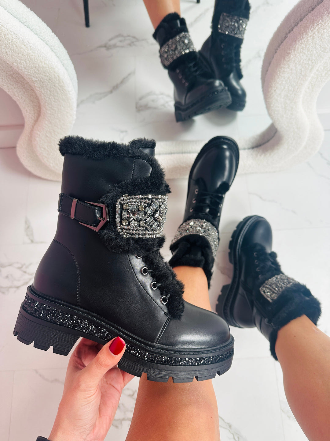 Akmuo Detalės Juodi Batai" could be rewritten as "Juodi Batai su Akmens Detalėmis.