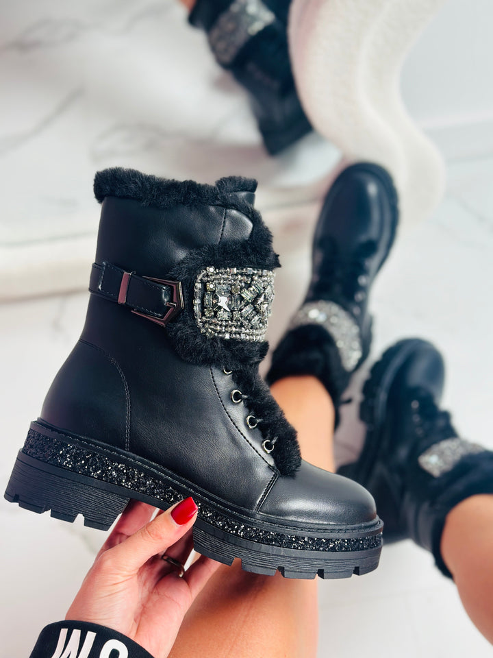 Akmuo Detalės Juodi Batai" could be rewritten as "Juodi Batai su Akmens Detalėmis.