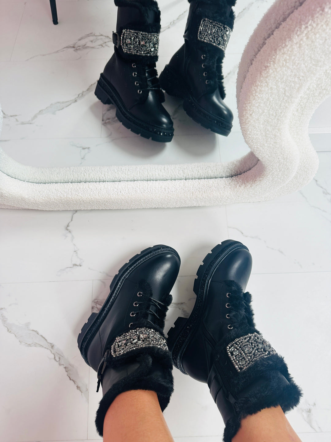 Akmuo Detalės Juodi Batai" could be rewritten as "Juodi Batai su Akmens Detalėmis.