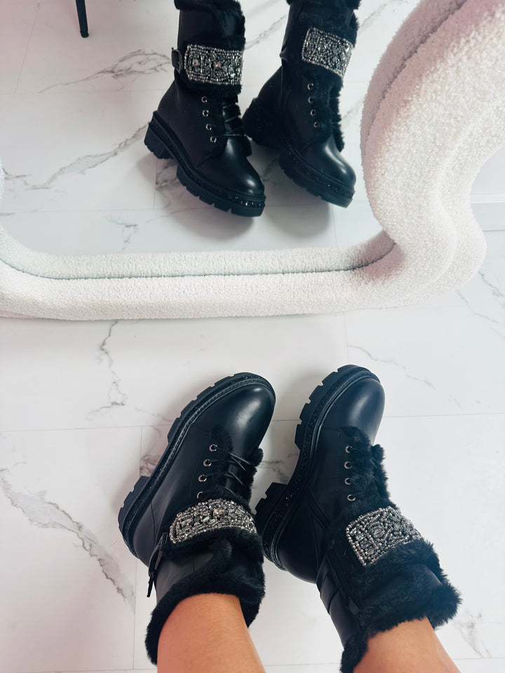 Akmuo Detalės Juodi Batai" could be rewritten as "Juodi Batai su Akmens Detalėmis.