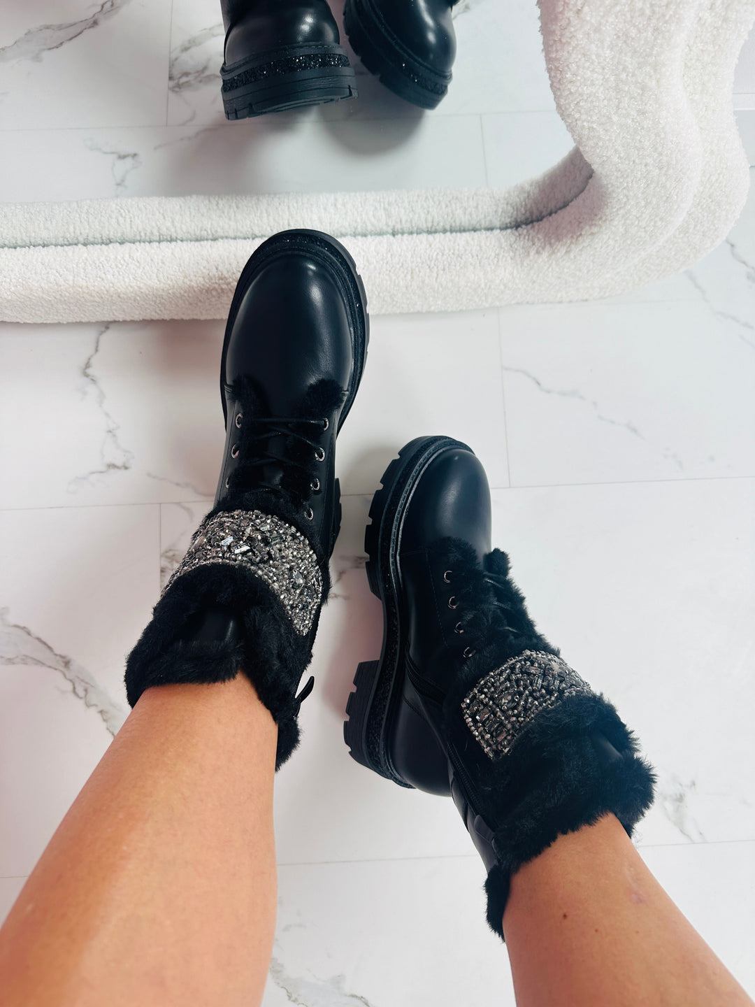 Akmuo Detalės Juodi Batai" could be rewritten as "Juodi Batai su Akmens Detalėmis.