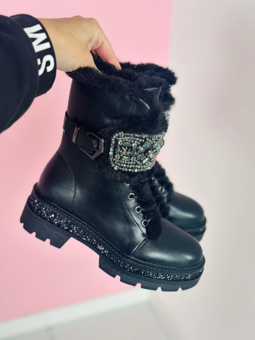 Akmuo Detalės Juodi Batai" could be rewritten as "Juodi Batai su Akmens Detalėmis.