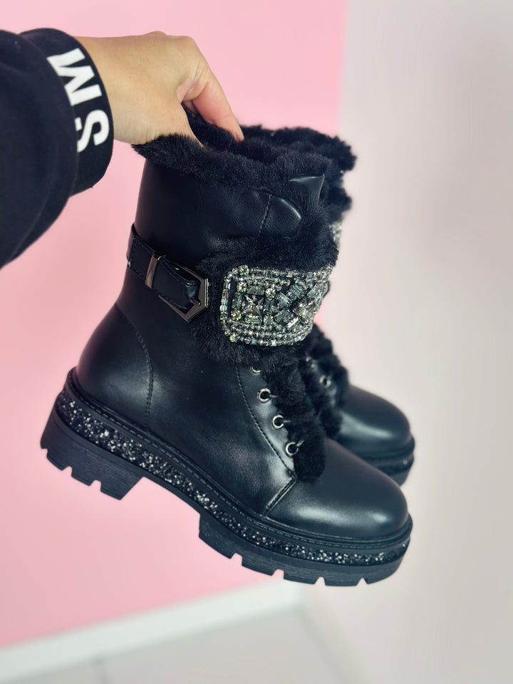 Akmuo Detalės Juodi Batai" could be rewritten as "Juodi Batai su Akmens Detalėmis.