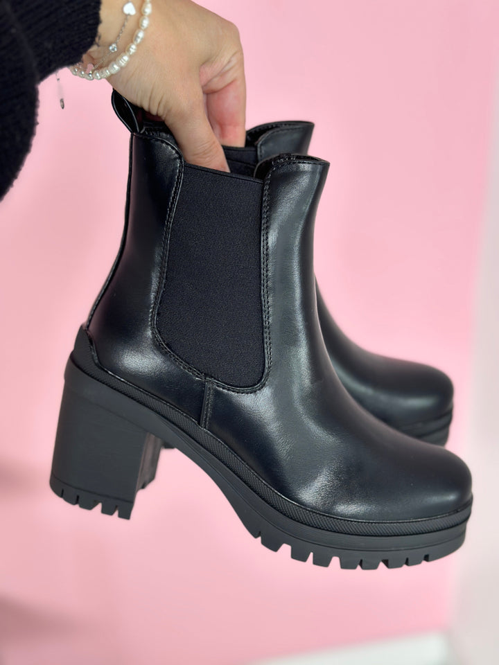 Juodi kulniukai katės stiliumi