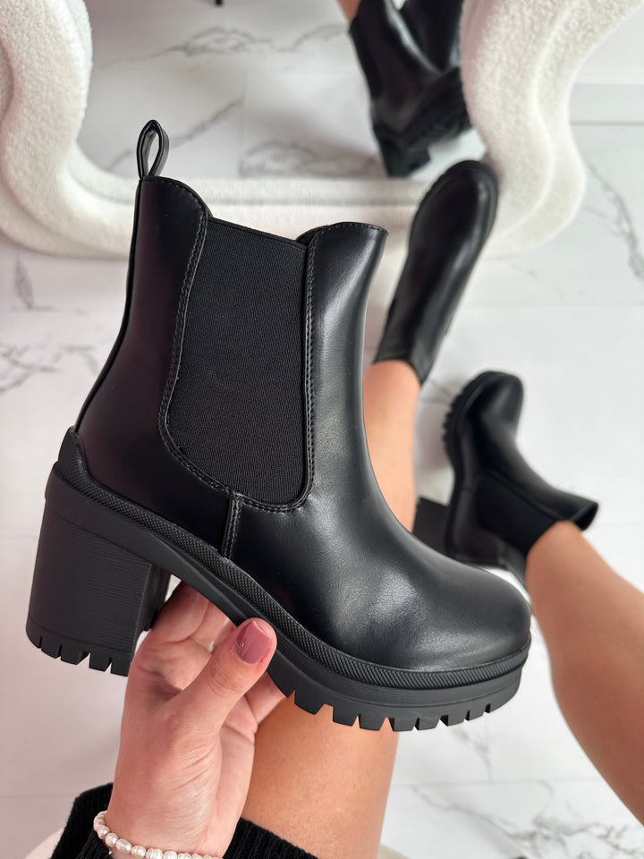 Juodi kulniukai katės stiliumi