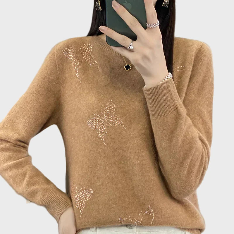 Pynėtas golfas su drugelio raštu