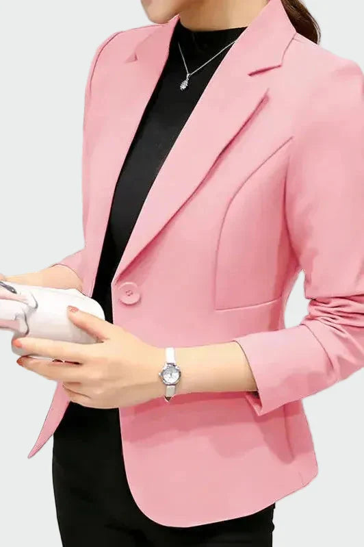 Suknelė idealiai pritaikyta