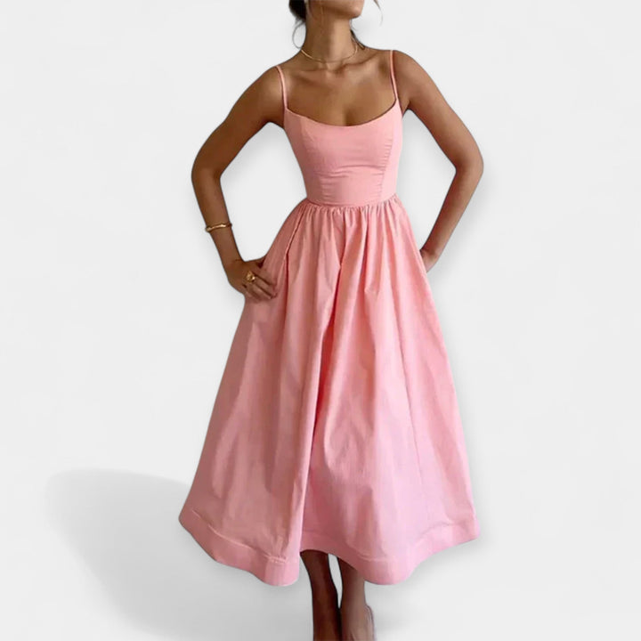 Mini Suknelė su Apvaliu Iškirpimu ir Petnešomis