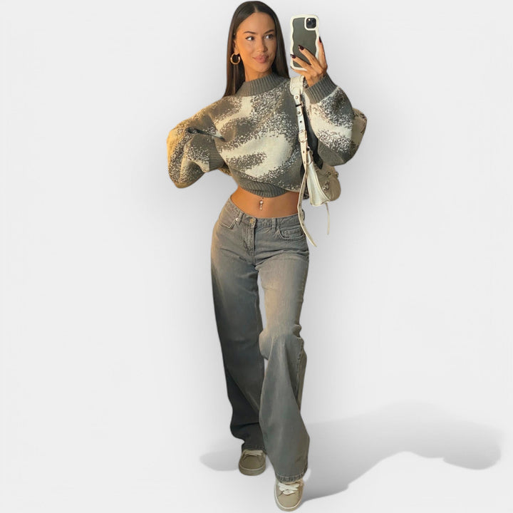 Džinsai su žemu liemeniu.