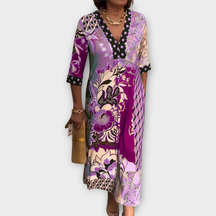 Elegantiška Suknelė su Išskirtiniu Dekolte ir Unikaliu Dizainu