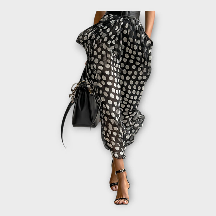 Ilga suknelė su elegantiška ir modernia estetika