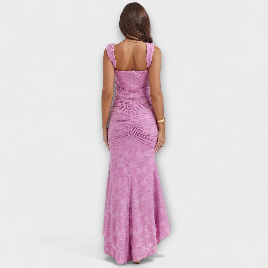 Ilga Suknelė su Elegantišku ir Išskirtiniu Korsetu