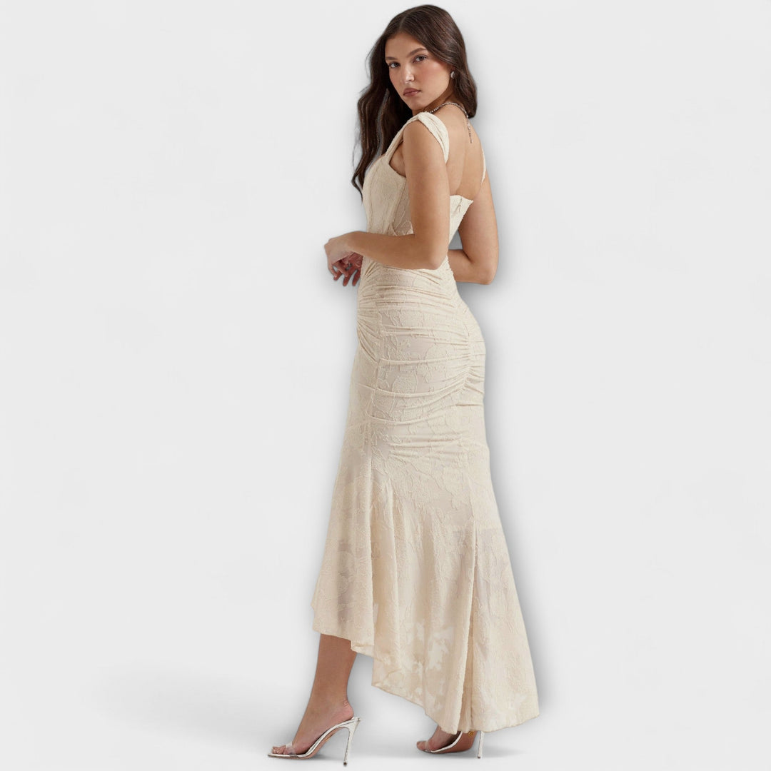 Ilga Suknelė su Elegantišku ir Išpuoselėtu Korsetu