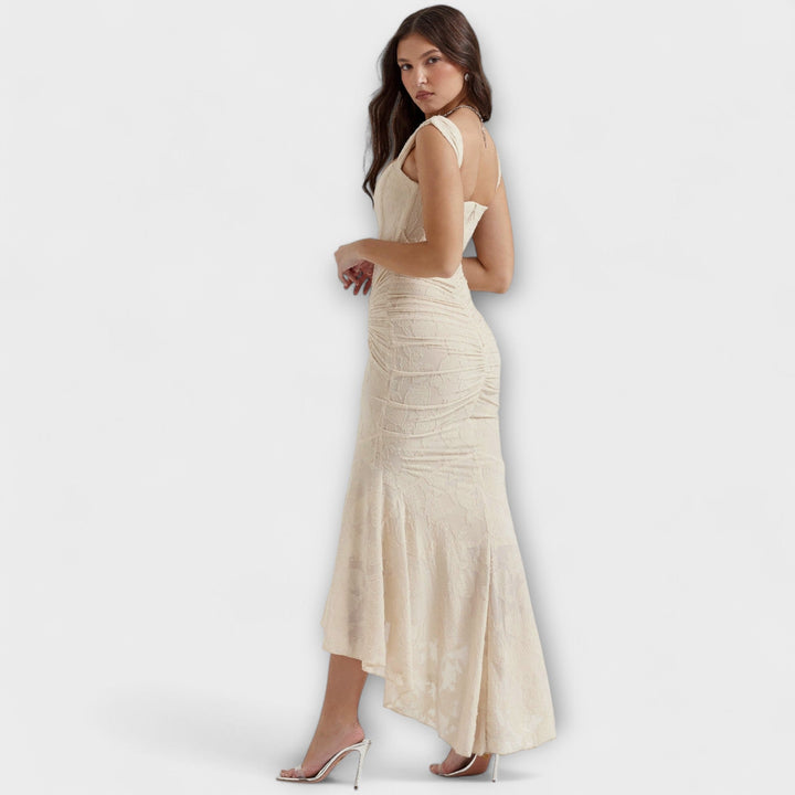 Ilga Suknelė su Elegantišku ir Išpuoselėtu Korsetu