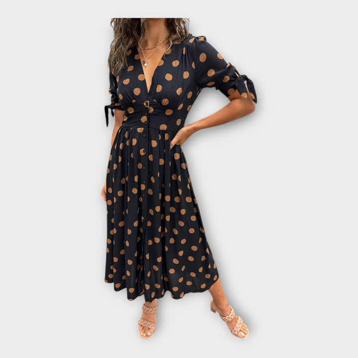 Moderniu raštu ir laikina elegancija pasižyminti stilinga suknelė