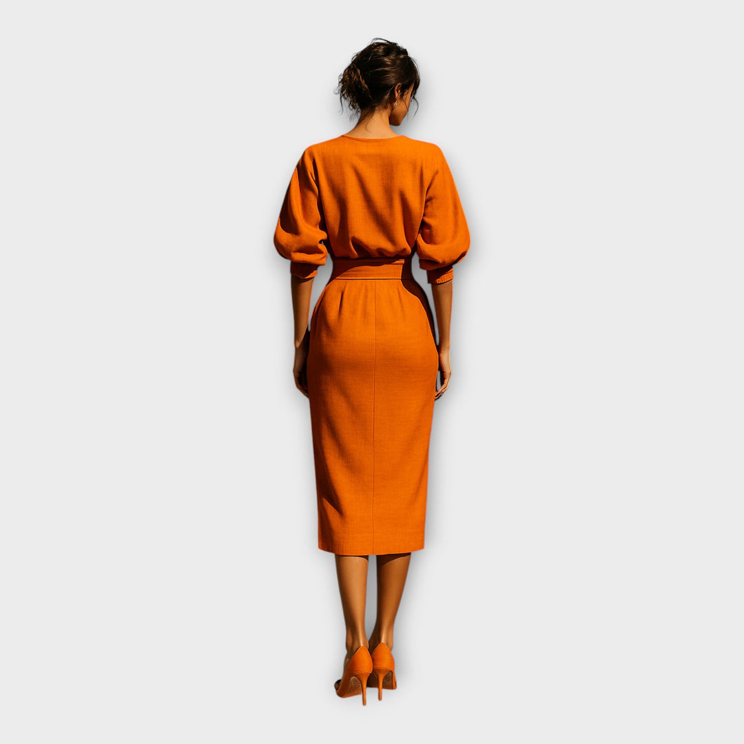 Stilinga suknelė su rafinuotu dizainu ir minimalistine estetika