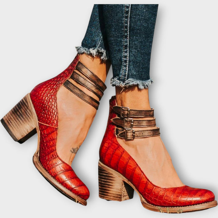 Batai su daugybe juostelių ir storu kulnu