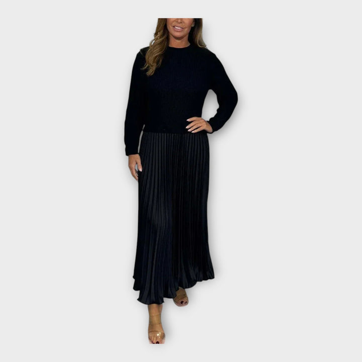 Stilinga Suknelė su Plišuotu Raštu ir Klasikine Estetika