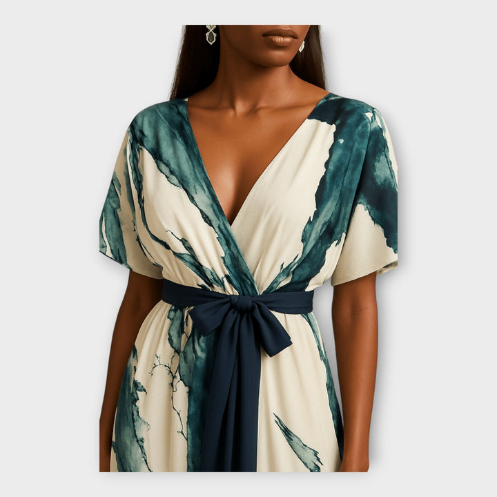 Ilga suknelė su diržu ir lengva linija